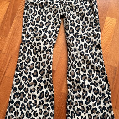 Pantaloni in tessuto Zara con stampa leopardo