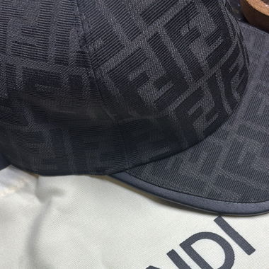 Casquette fendi