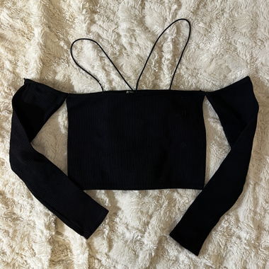 Schwarzes schulterfreies Crop Top