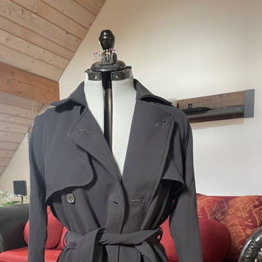Schwarzer Trenchcoat