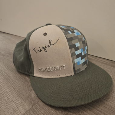 Cappellino Minecraft firmato da Frigiel