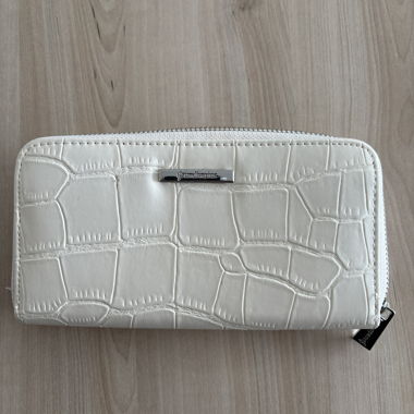 White Stradivarius Zip Wallet