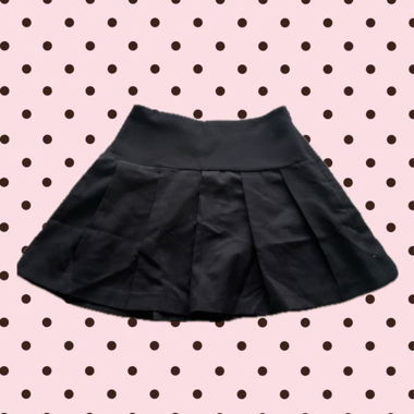 Black pleated skirt