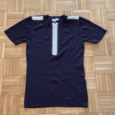 T-shirt nero con zip