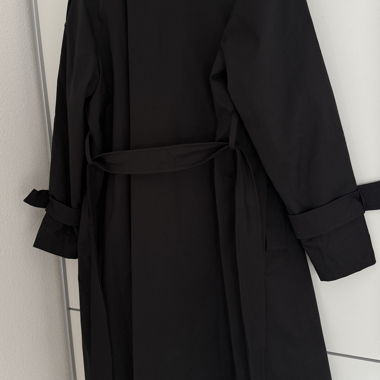 Trench nero con cintura