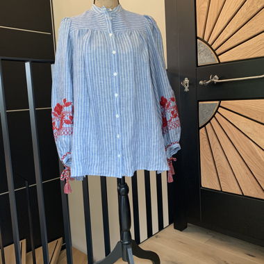 Blaue bestickte Bluse