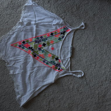 Weisses besticktes Top