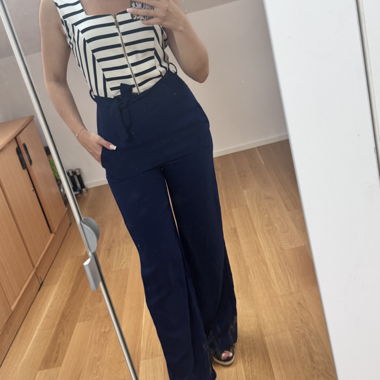 Gestreifte ärmellose Jumpsuit