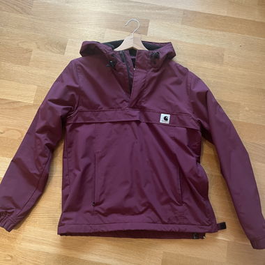 Carhartt Winterjacke in Farbe lie de vin