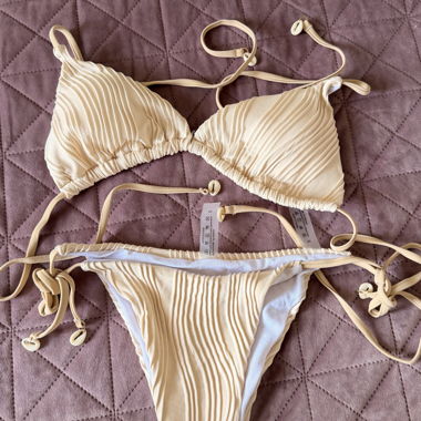 Bikini beige con struttura a coste