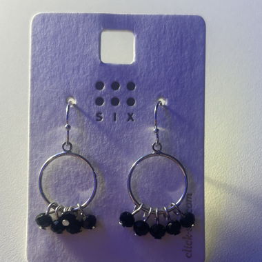 Boucles d’oreilles rondes avec perles noires SIX
