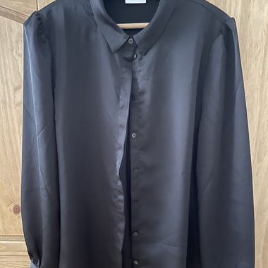 Blouse noire à patte de boutonnage