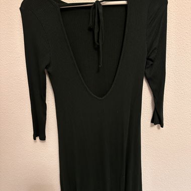 Vestito nero con scollatura profonda sulla schiena
