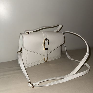 Borsa a tracolla bianca con fibbia dorata