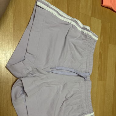 Violette Kurze Hose 
