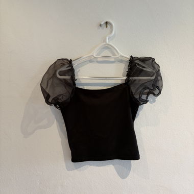 Schwarzes Top mit Puffärmeln