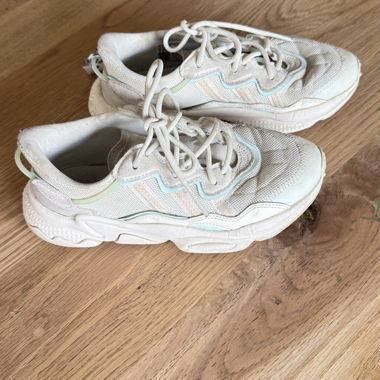 Weisse Adidas Sneaker mit Pastellakzenten