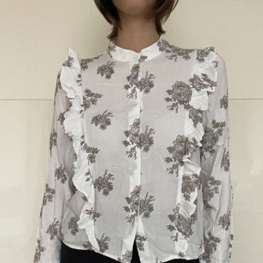 Flowery white blouse with frills 💐