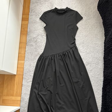 Schwarzes Kleid