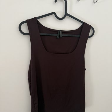 Dunkles Damen-Top mit breiten Traegern