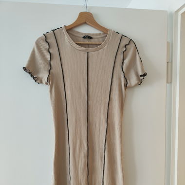 Beiges Kleid