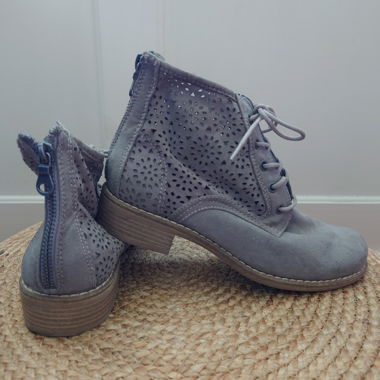 Bottines perforées grises