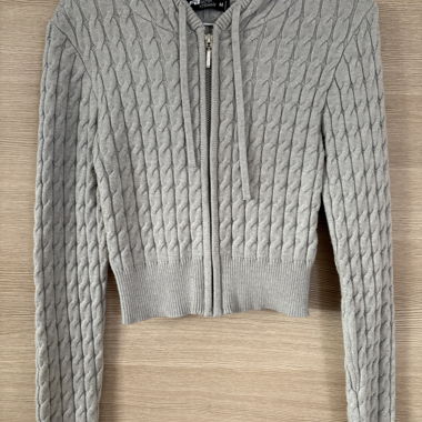 Veste en tricot grise & pantalon à motif torsadé