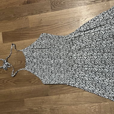 Bershka Blumen Kleid Schwarz/Weiss