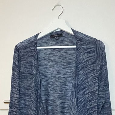 Langärmlige, lockere, blaue Strickjacke