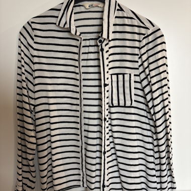 Blusa nera e bianca a righe