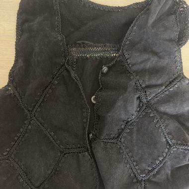 Gilet en cuir noir avec patchwork
