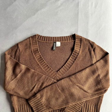 Kurzer brauner V‑Ausschnittpullover H&M Divided Gr. EUR L