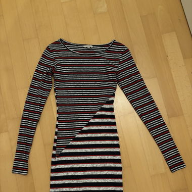 Gestreiftes, enges Kleid
