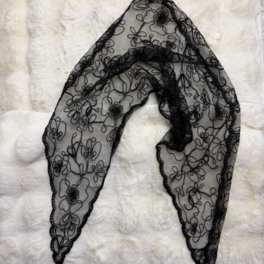 Foulard en dentelle noire fleurie