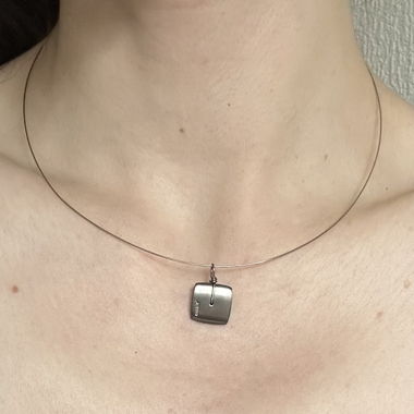 Collier fil avec pendentif carré en métal gris foncé