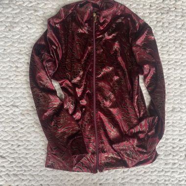 Rote Satin-Jacke mit Muster