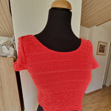 Bauchfreies Oberteil in rot. Grösse S