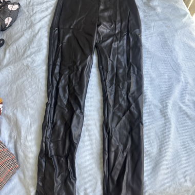 Schwarze Hose aus Kunstleder
