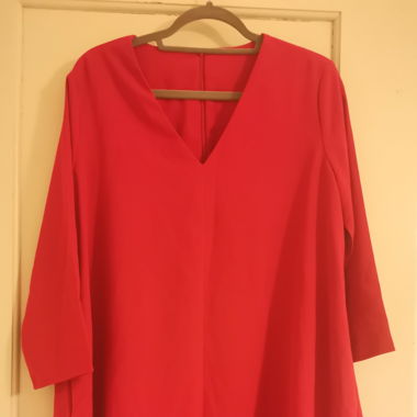Rotes Kleid mit Reissverschluss und Taschen