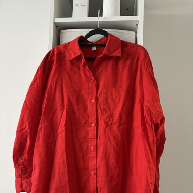 knalliges rotes Hemd 