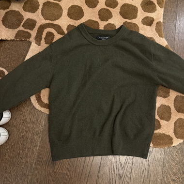 Dunkelgrüner Strickpullover
