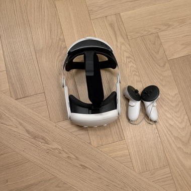VR-Headset mit Controllern