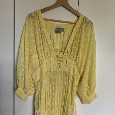 Elegantes und stylisches Kleid, einmal getragen