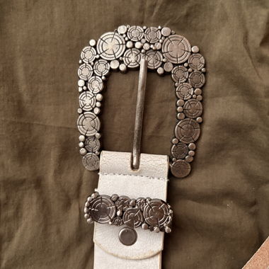 Ceinture blanche avec détails argentés