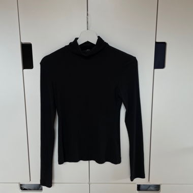 schwarzes Rollkragen-longsleeve