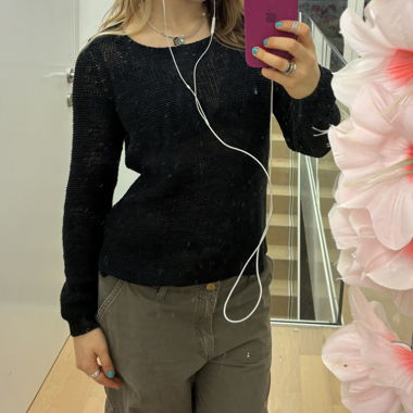 Schwarzer Strickpullover mit langen Ärmeln