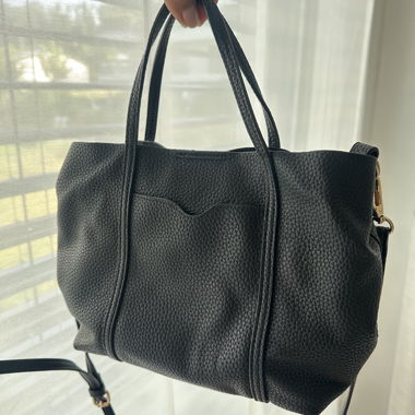 Schwarze Umhaengetasche ZARA
