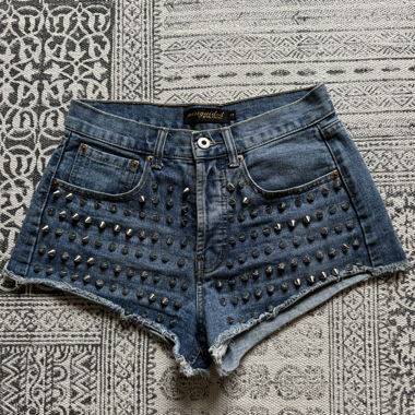 Missguided Nieten-Jeansshorts