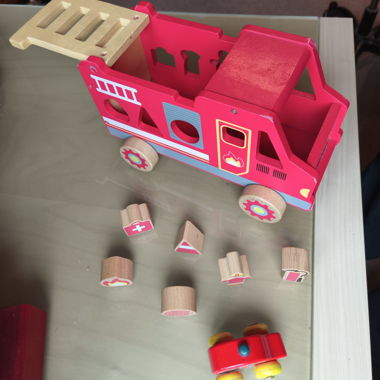 Ensemble camion de pompiers en bois