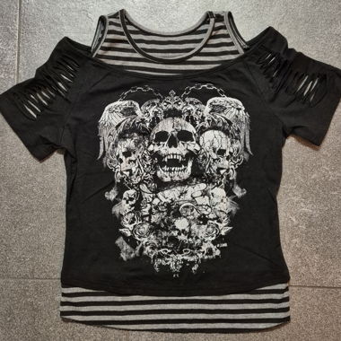 T-shirt gotico con stampa teschio
